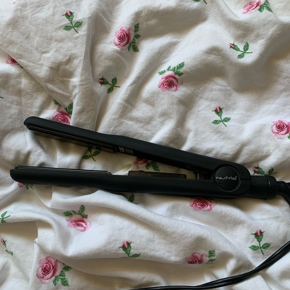 Medium sized, black NuMe hair straightener - Picture 2 of 5